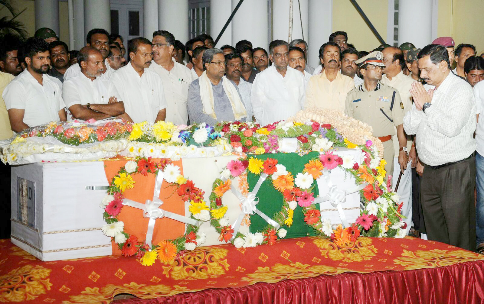 ಸಕಲ ಸರಕಾರಿ ಗೌರವ; ಹರಿದು ಬಂದ ಜನಸಾಗರ